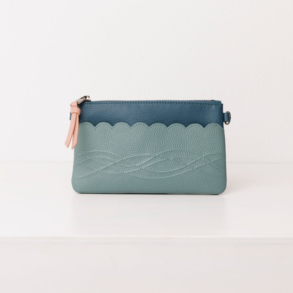 Classic leather pouch. Scallop Collection.