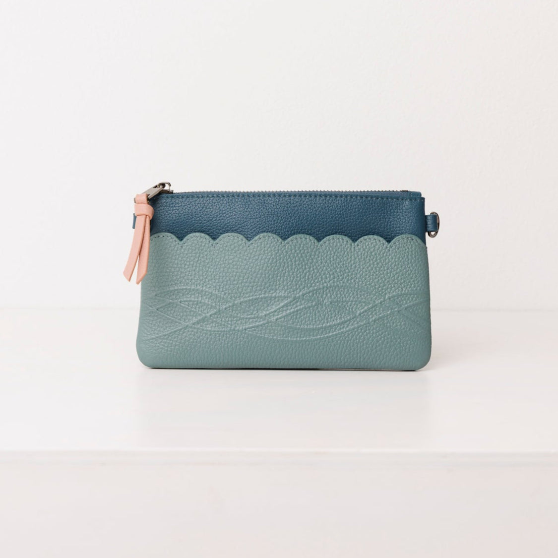 Classic leather pouch. Scallop Collection.