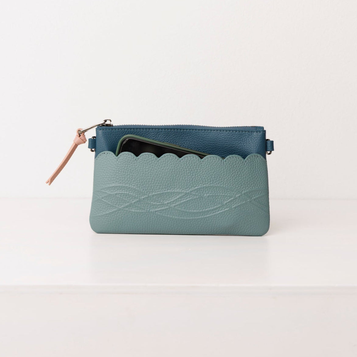Classic leather pouch. Scallop Collection.