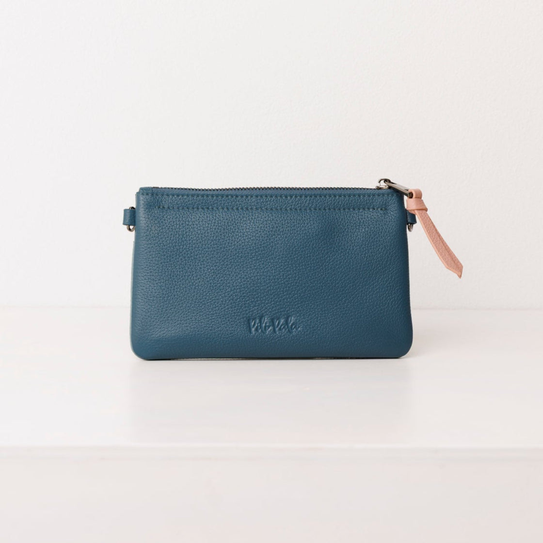 Classic leather pouch. Scallop Collection.