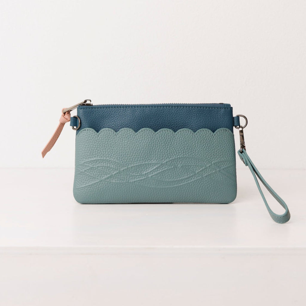 Classic leather pouch. Scallop Collection.