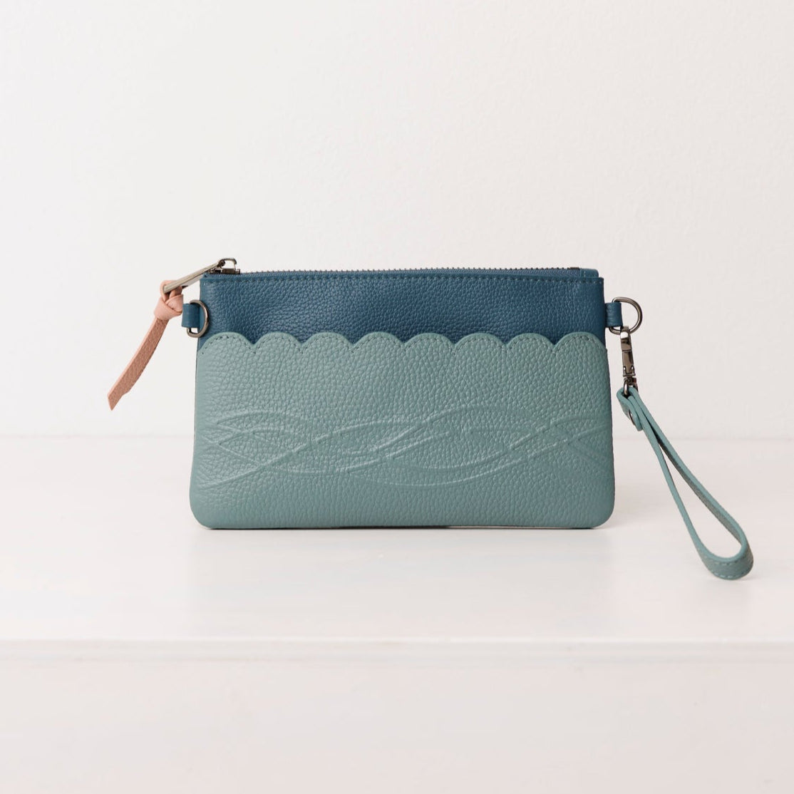 Classic leather pouch. Scallop Collection.