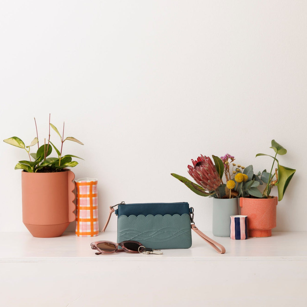 Classic leather pouch. Scallop Collection.