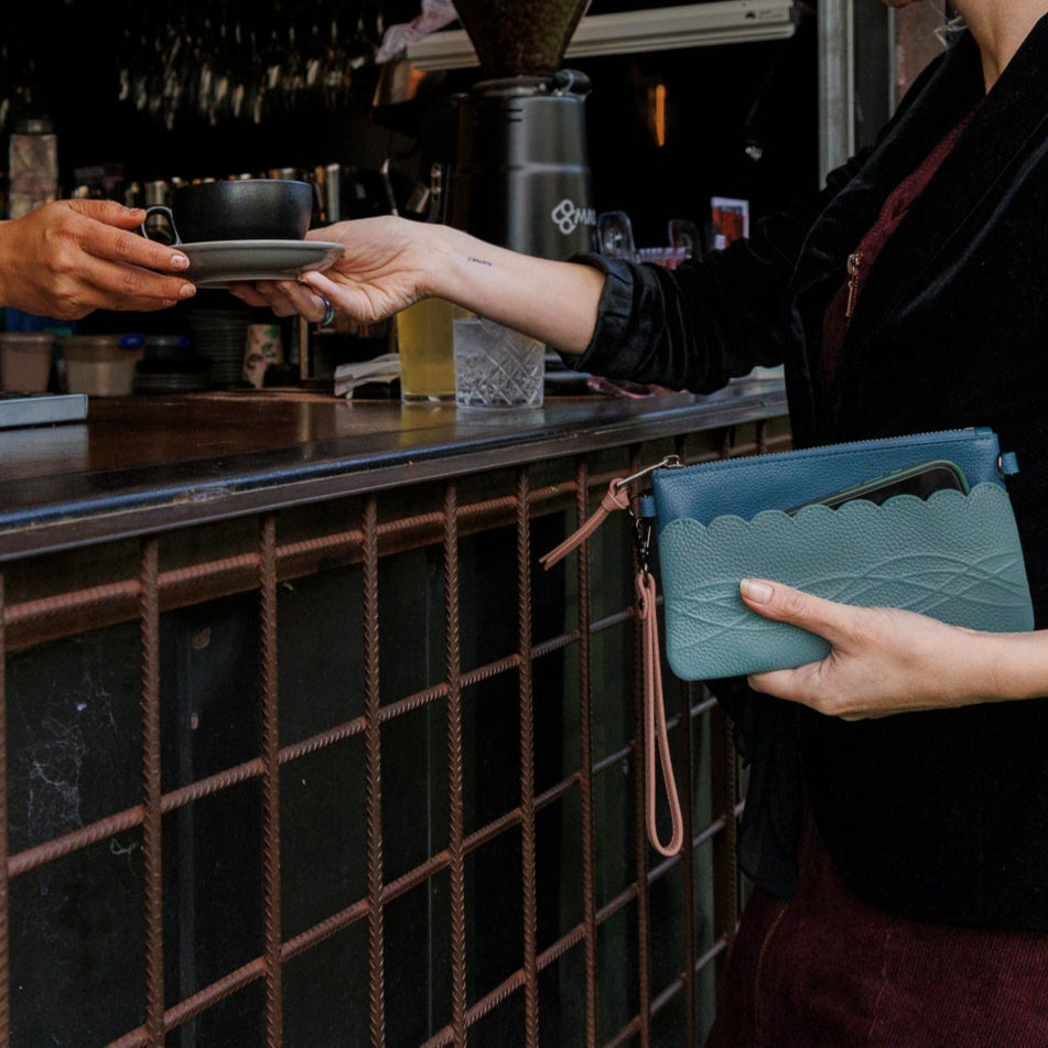 Classic leather pouch. Scallop Collection.