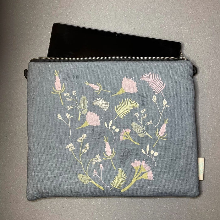 iPad Sleeve: Tassie Love design